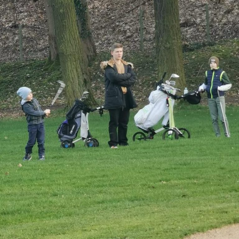 Platzrunden motivieren die Golfkids immer