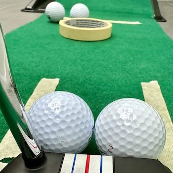 Check mit zwei Golfbällen - ist der Putter gerade ausgerichtet?