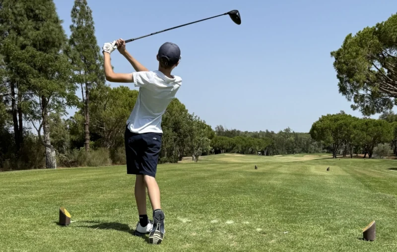 GOLFKIDS.FUN Themenwelt Golf für Kinder und Jugendgolf | Junges Golftalent am Abschlag mit Rangefinder im El Paraiso Golf Club in Spanien GOLFKIDS.FUN Themenwelt Golf für Kinder und Jugendgolf | Junges Golftalent am Abschlag mit Rangefinder im El Paraiso Golf Club in Spanien