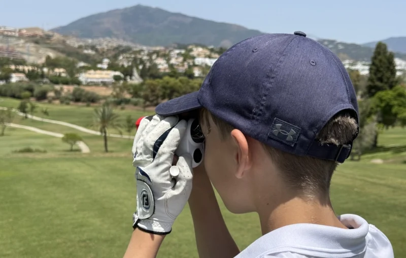 GOLFKIDS.FUN Themenwelt Golf für Kinder und Jugendgolf | Junges Golftalent am Abschlag mit Rangefinder im El Paraiso Golf Club in Spanien GOLFKIDS.FUN Themenwelt Golf für Kinder und Jugendgolf | Junges Golftalent am Abschlag mit Rangefinder im El Paraiso Golf Club in Spanien
