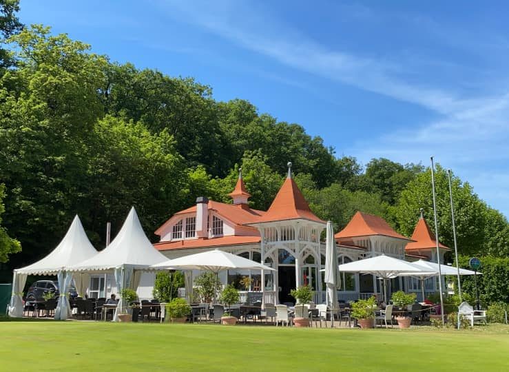 Clubhaus des GC Bad Nauheim mit Gartenterrasse am Übungsgrün