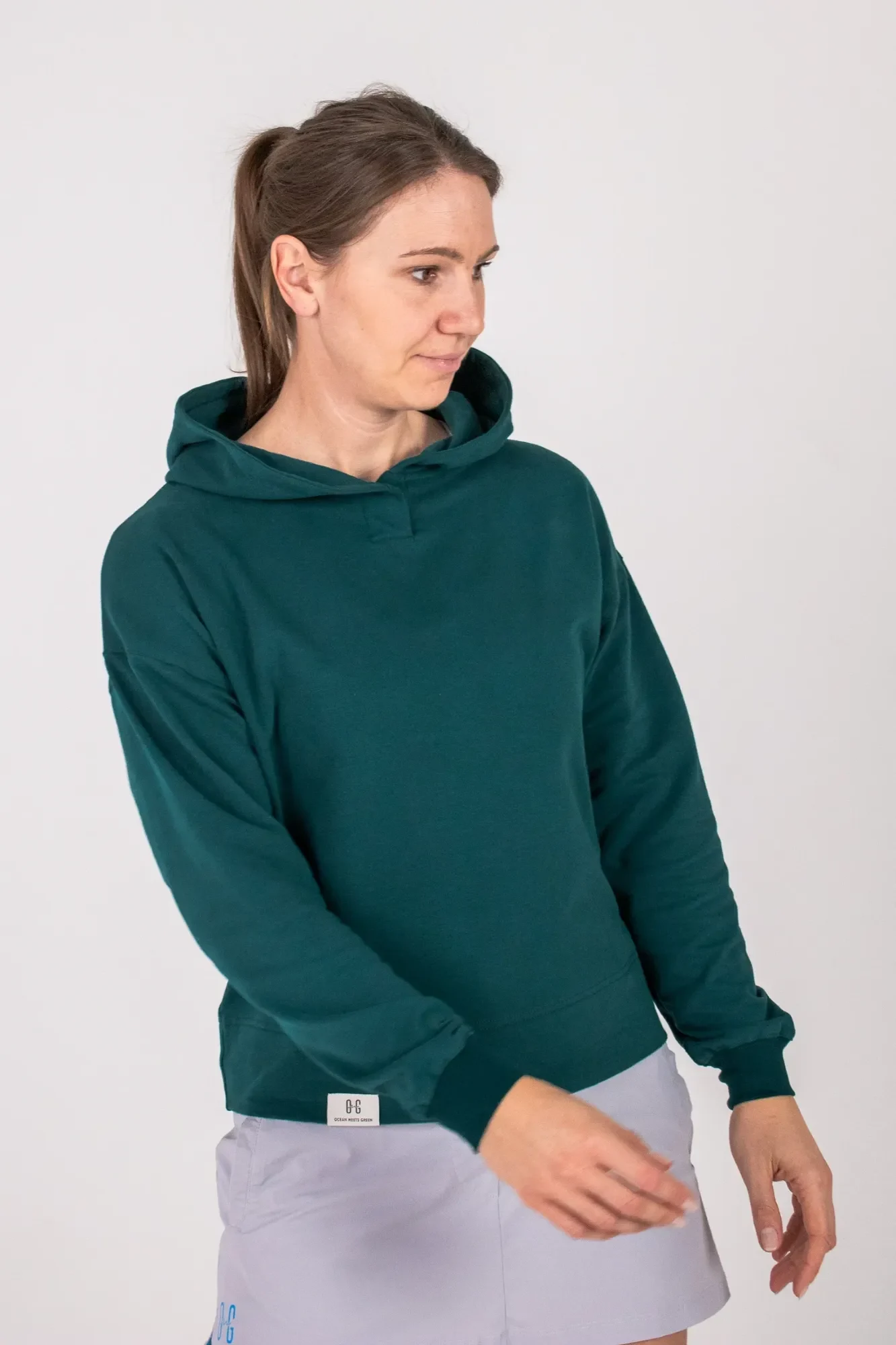 Alena Oppenheimer im stylischen tannengrünen Hoodie | Bild: Ocean Meets Green