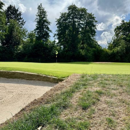 Sicht über den rechten Grünbunker hinweg zur Lochfahne