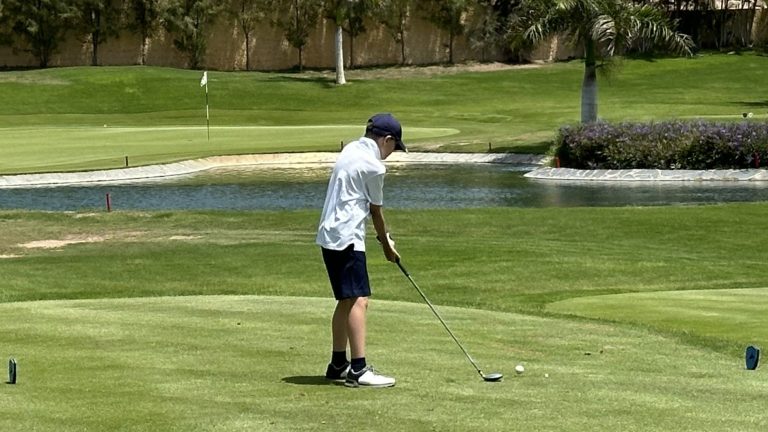 Golfkid in der Pre-Shot-Routine vor dem Abschlag an einem Par 3