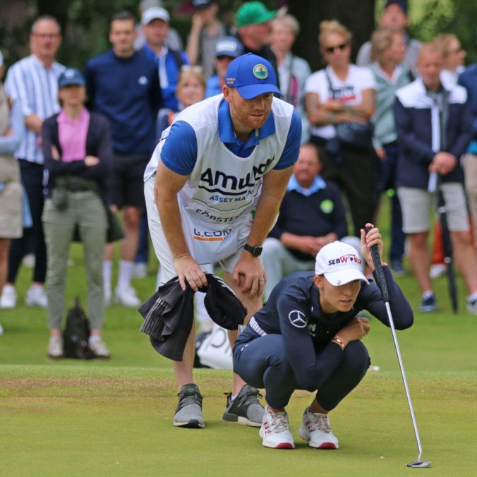 Die spätere Siegerin Alexandra Försterling und ihr Caddie am Finaltag 2024 | Bild: Amundi German Masters by Stebl