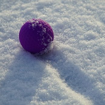 Wintertraining: Golfball im Schnee | Bild: Pixabay/jhenning