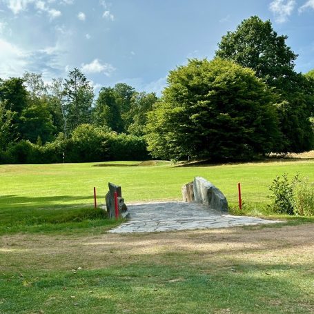 Brücke über das Wasserhindernis