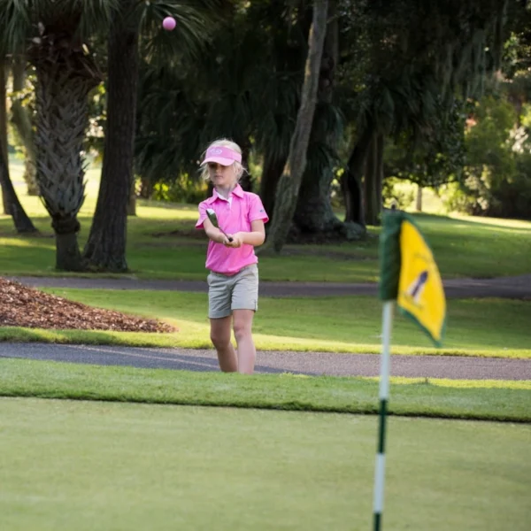 U.S. Kids Golf Local Tours Deutschland (DE, Germany) | Golfkid spielt die Fahne an | Bild: CAICON