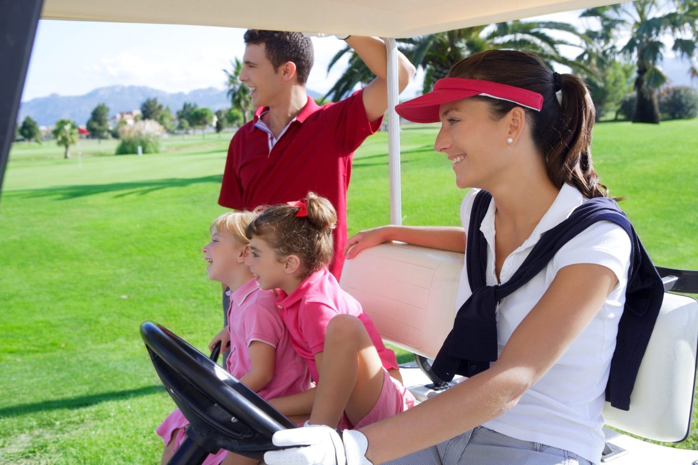 Familie auf dem Golfplatz im Cart | Bild: IStock.com/LUNAMARINA