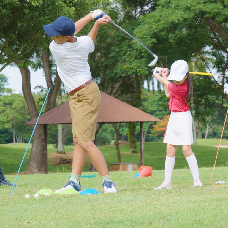 Golfkids auf der Driving Range | Bild: iStock.com/chai_pagchong