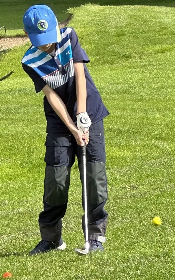 Golfkid schlägt aus dem Rough Golfkid schlägt aus dem Rough